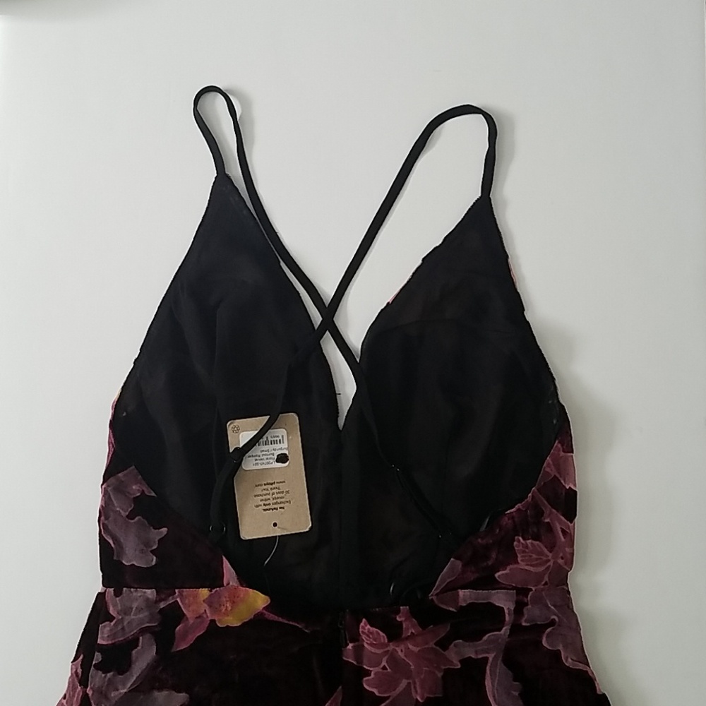 BNWT Velvet cutout romper - Picture 5 of 8
